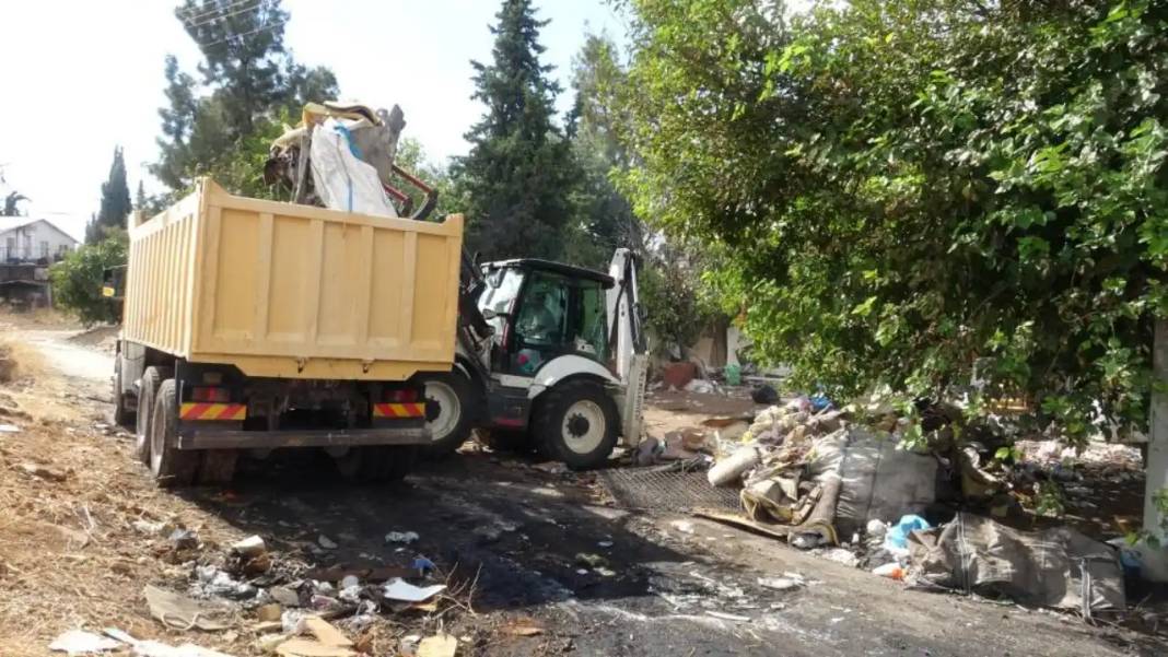 Kepez’de Şok Görüntüler! Çöplerden Depo Kurmuşlar… 4